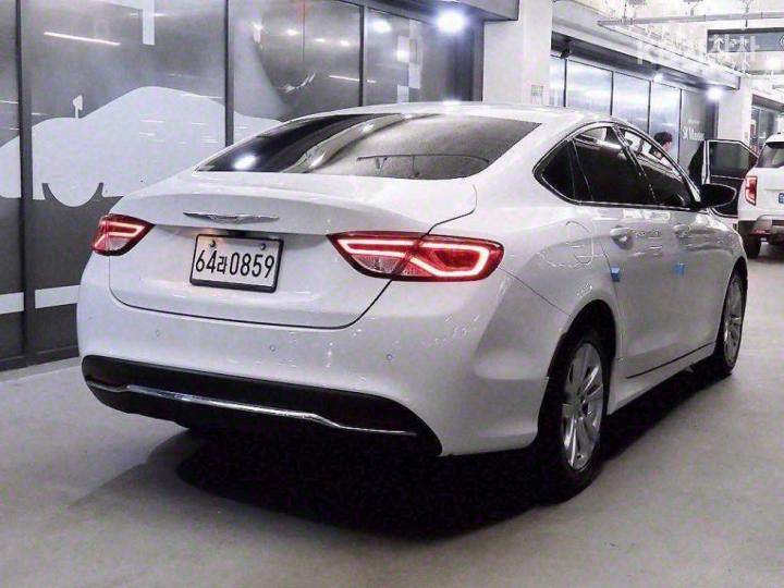 Chrysler 200 2.4 Limited 5