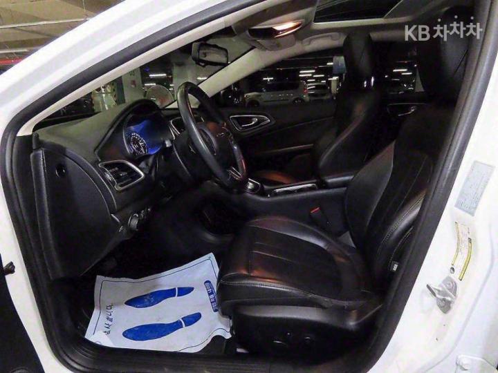 Chrysler 200 2.4 Limited 7