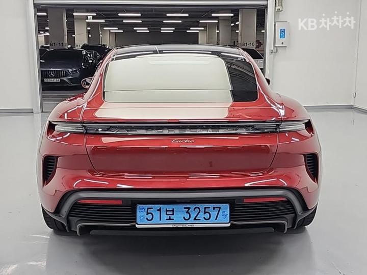Porsche Taycan Turbo 4