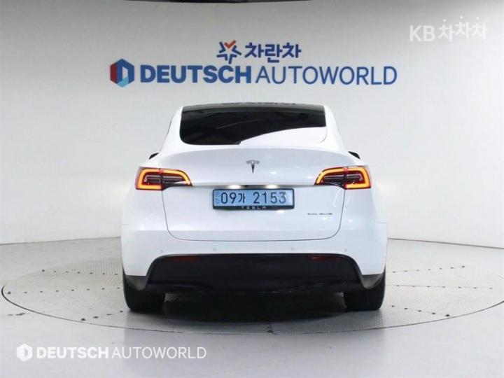 Tesla Model Y Long Range 5