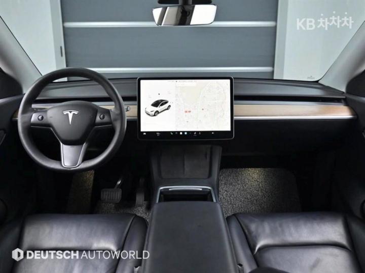 Tesla Model Y Long Range 8