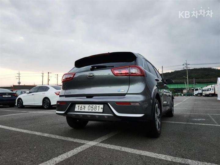 Kia Niro 1.6 Prestige 5