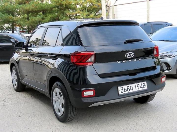 Hyundai Venue Gasoline 1.6 Smart 4