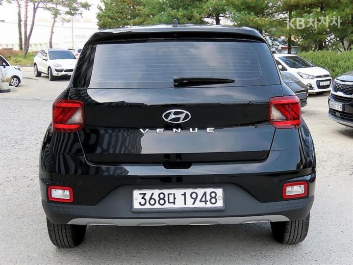 Hyundai Venue Gasoline 1.6 Smart 5