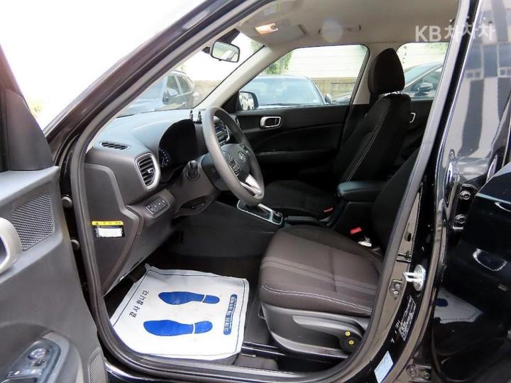 Hyundai Venue Gasoline 1.6 Smart 6