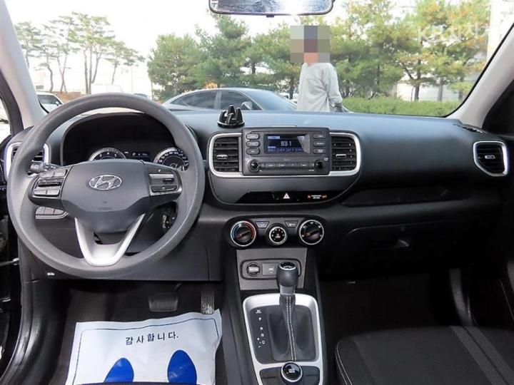 Hyundai Venue Gasoline 1.6 Smart 8