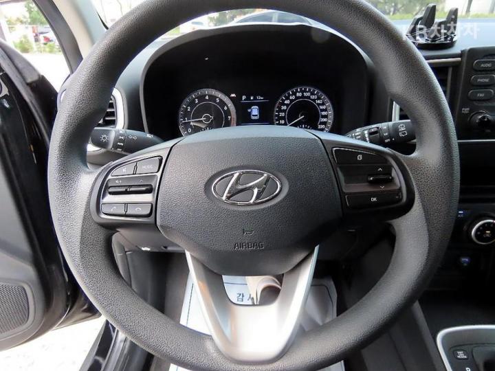 Hyundai Venue Gasoline 1.6 Smart 9