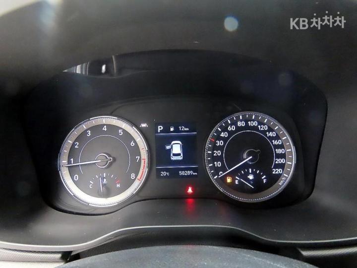 Hyundai Venue Gasoline 1.6 Smart 10