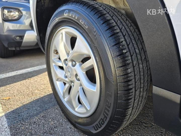 Hyundai Venue Gasoline 1.6 Premium 5