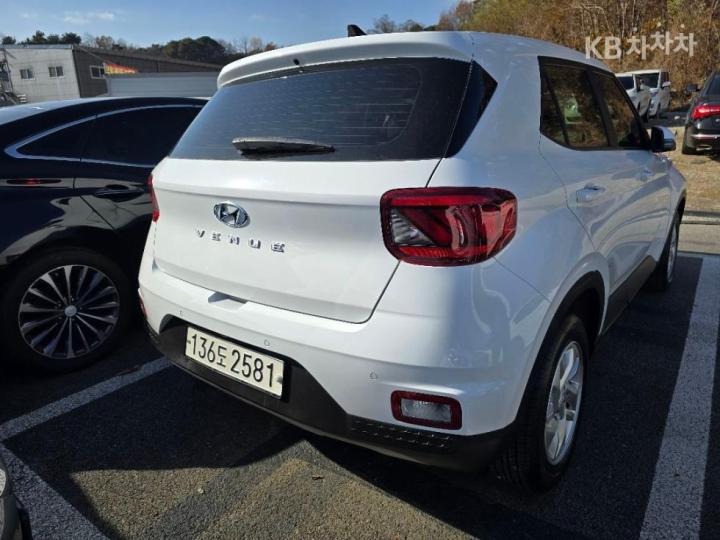 Hyundai Venue Gasoline 1.6 Premium 6