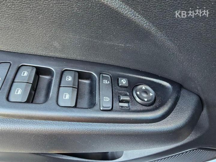 Hyundai Venue Gasoline 1.6 Premium 8