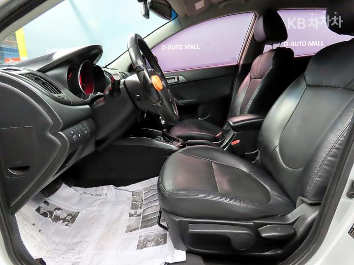 Kia Forte Hatchback 1.6 GDI Prestige Base Type 8