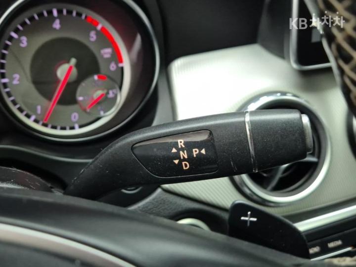 Mercedes-Benz GLA-Class X156 GLA200 d 4 Matic 9