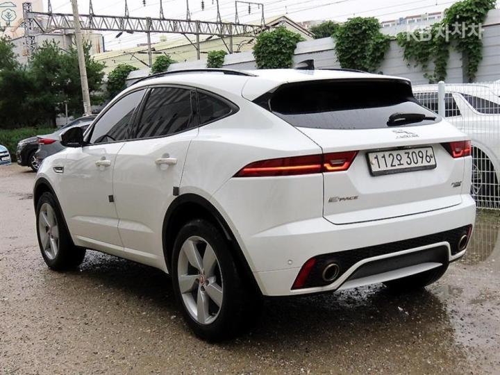 Jaguar E-PACE P250 SE 4