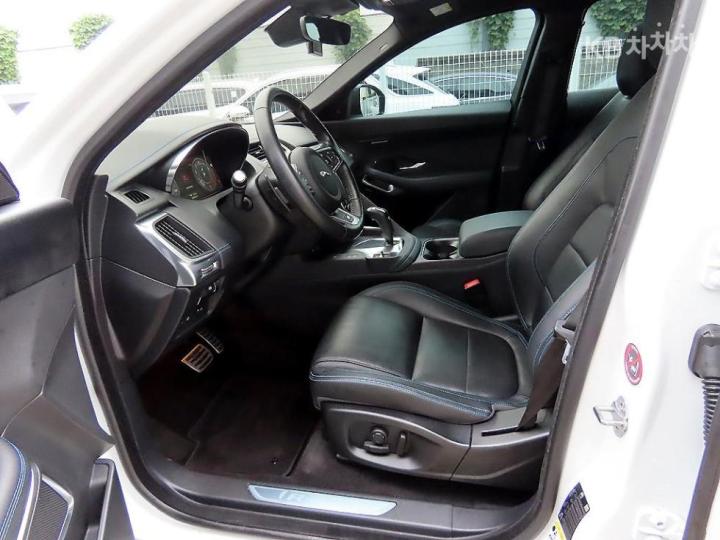 Jaguar E-PACE P250 SE 6