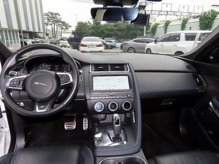 Jaguar E-PACE P250 SE 8