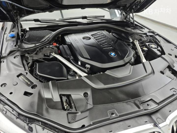 BMW 7 Series G11 740Li xDrive M Sport 7