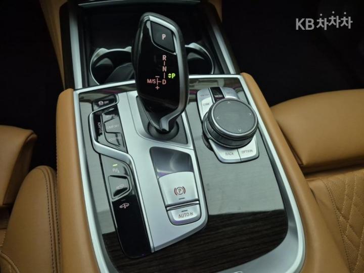 BMW 7 Series G11 740Li xDrive M Sport 9