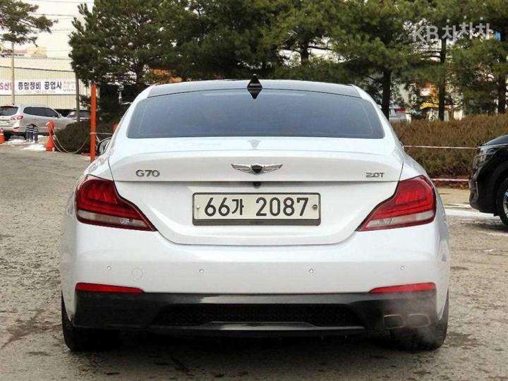Genesis G70 2.0T Supreme 5