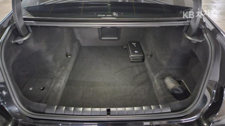 BMW 7 Series G70 740d xDrive M Sport 9