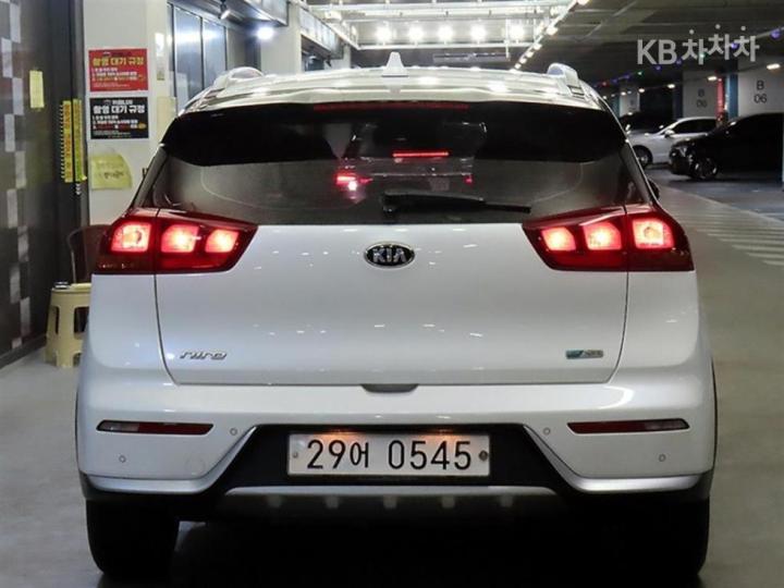 Kia Niro 1.6 Luxury 6