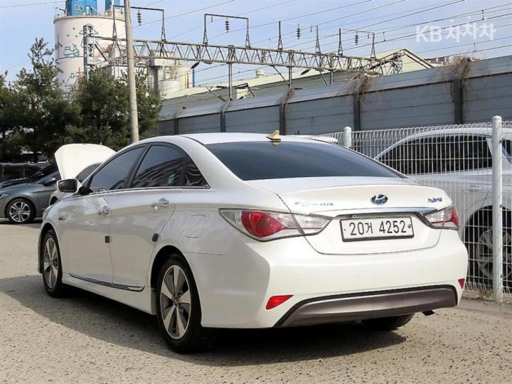 Hyundai Sonata Hybrid 2.0 Premier 4