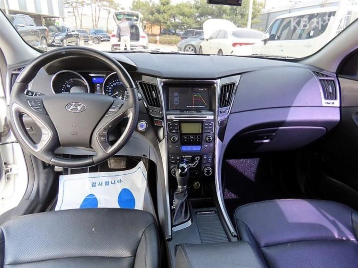 Hyundai Sonata Hybrid 2.0 Premier 8