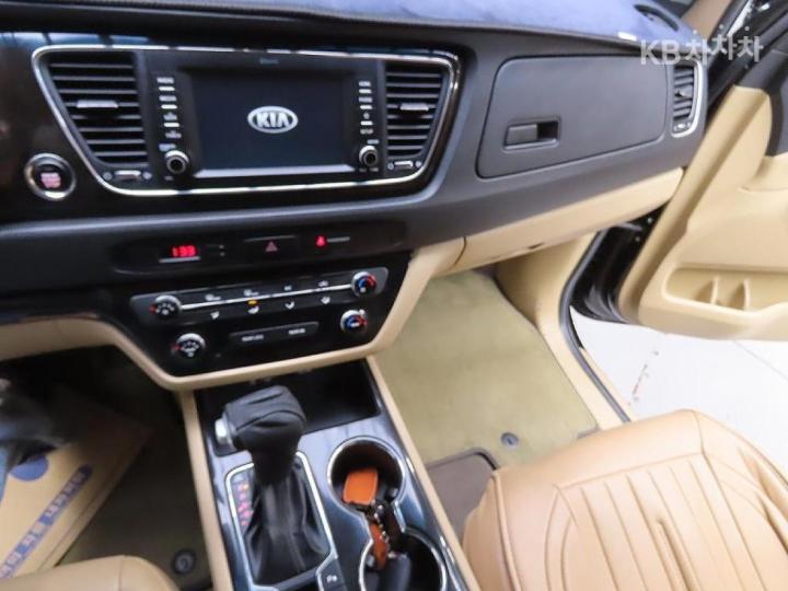 Kia Carnival 2.2 Diesel Prestige 8