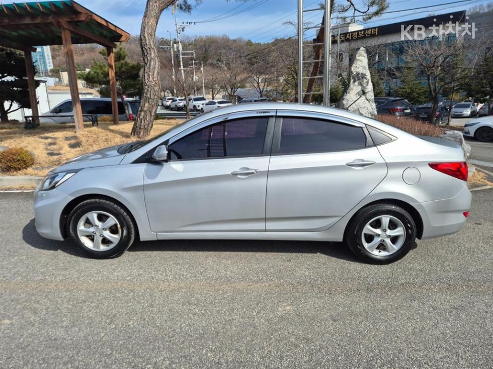 2013 - hyundai accent