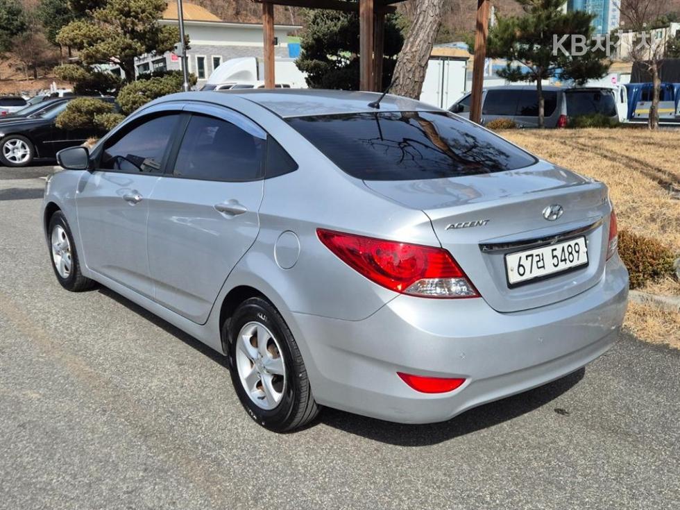 2013 - hyundai accent