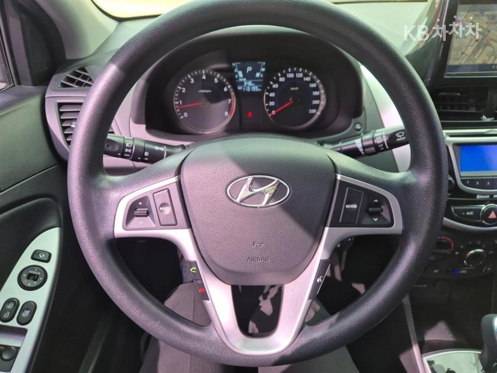 2013 - hyundai accent