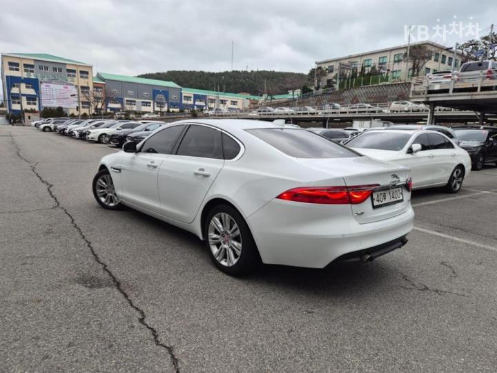 Jaguar XF 2.5T Portfolio 4