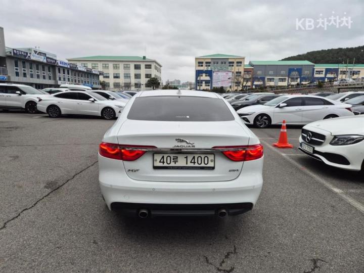 Jaguar XF 2.5T Portfolio 5