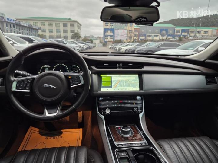 Jaguar XF 2.5T Portfolio 7