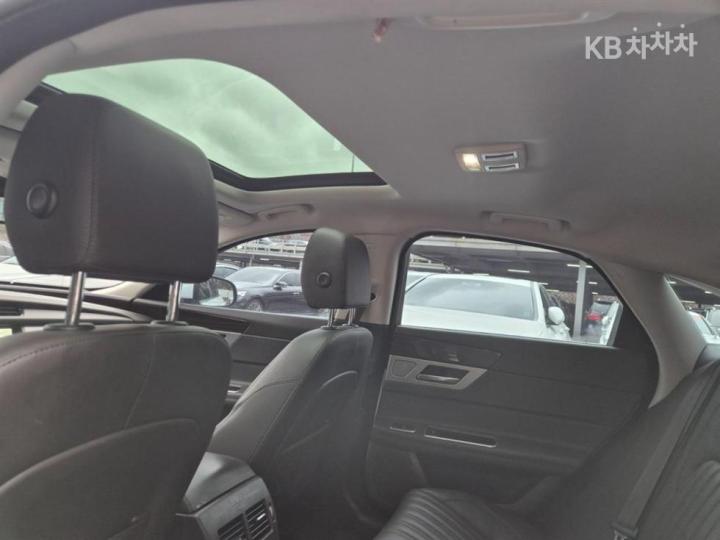 Jaguar XF 2.5T Portfolio 8