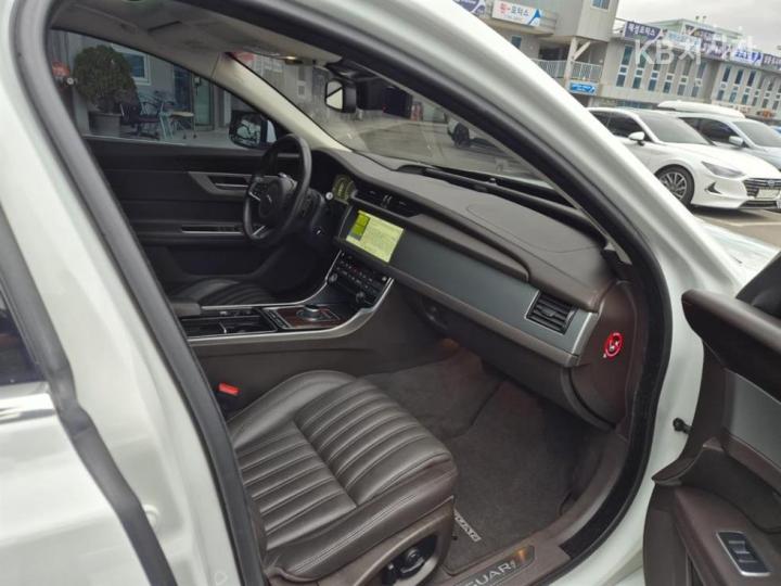 Jaguar XF 2.5T Portfolio 9