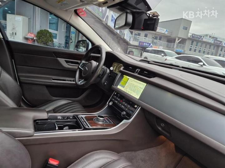 Jaguar XF 2.5T Portfolio 10