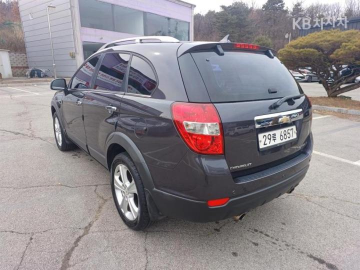 Chevrolet Captiva 2WD LT 9