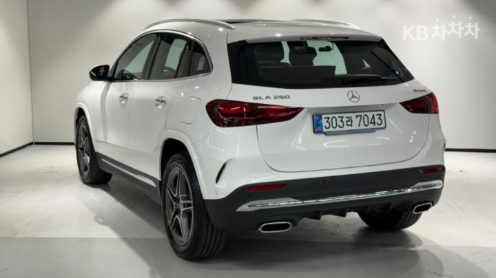 Mercedes-Benz GLA-Class H247 250 4Matic AMG Line 5
