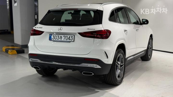 Mercedes-Benz GLA-Class H247 250 4Matic AMG Line 7