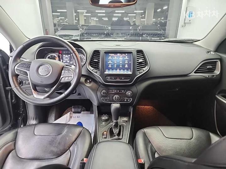 Jeep Cherokee 2.4 Longitude High 8