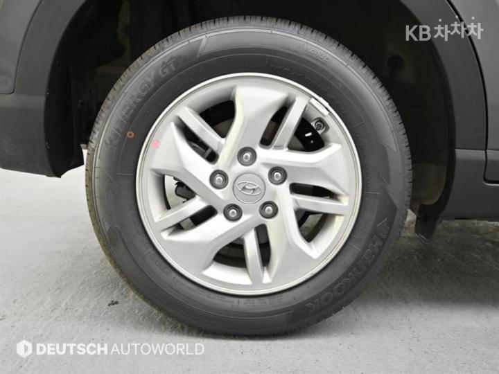 Hyundai Venue Gasoline 1.6 Smart 6