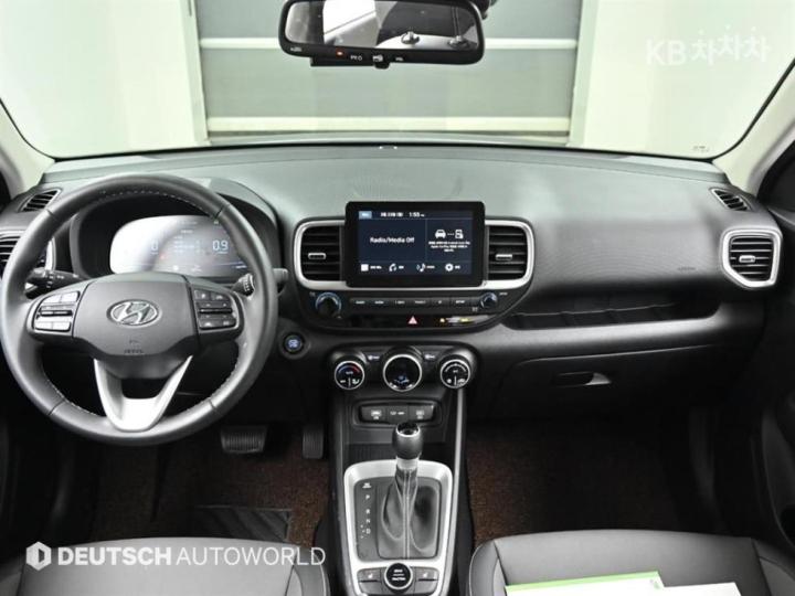 Hyundai Venue Gasoline 1.6 Smart 8