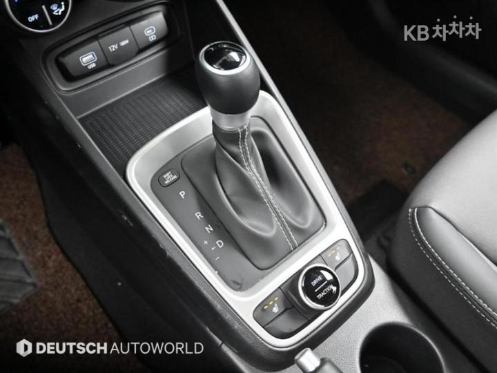 Hyundai Venue Gasoline 1.6 Smart 10