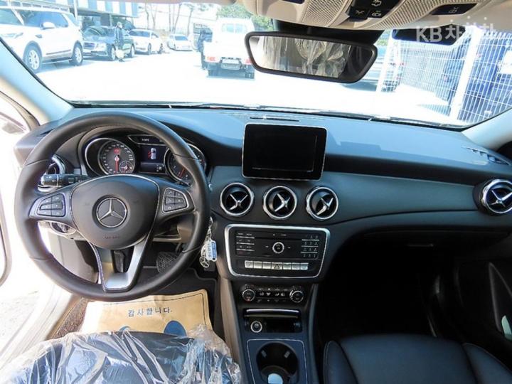 Mercedes-Benz GLA-Class X156 GLA220 Base Type 8