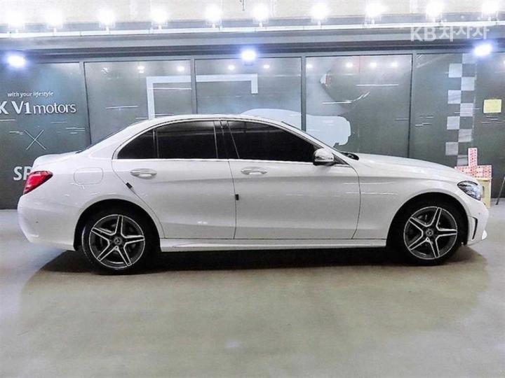 Mercedes-Benz C-Class C200 AMG Line 4