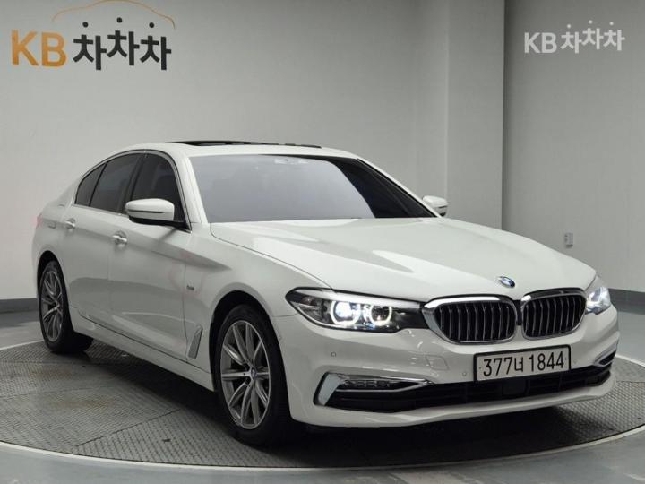 BMW 5 Series G30 520i Luxury 5