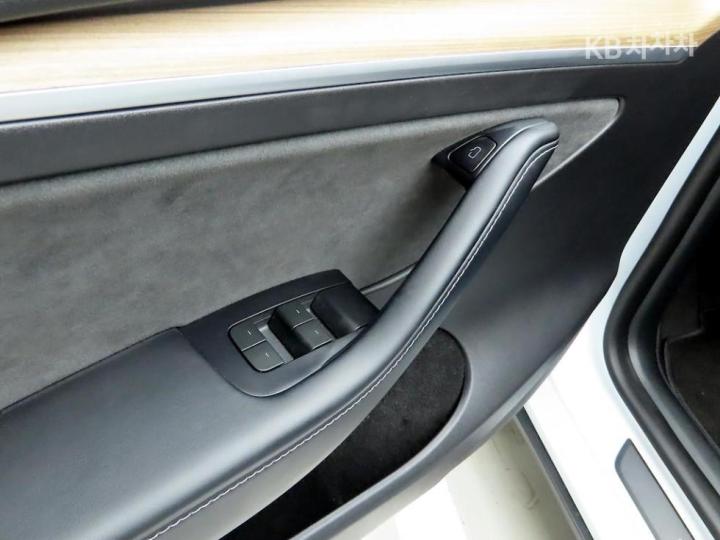 Tesla Model Y RWD Base Type 10