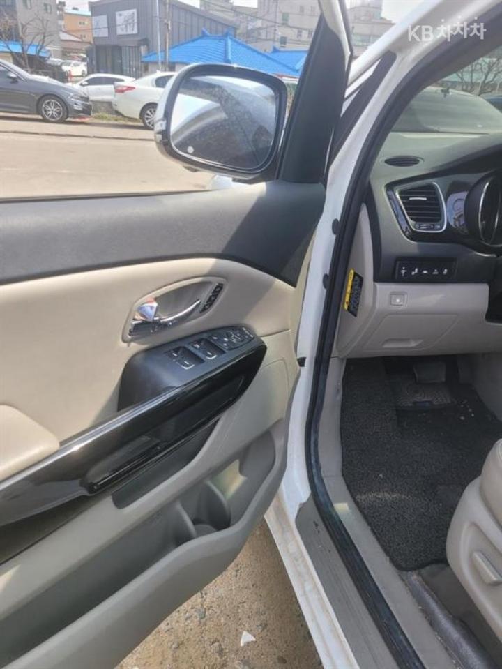 Kia Carnival 3.3 Gasoline Noblesse Special 4