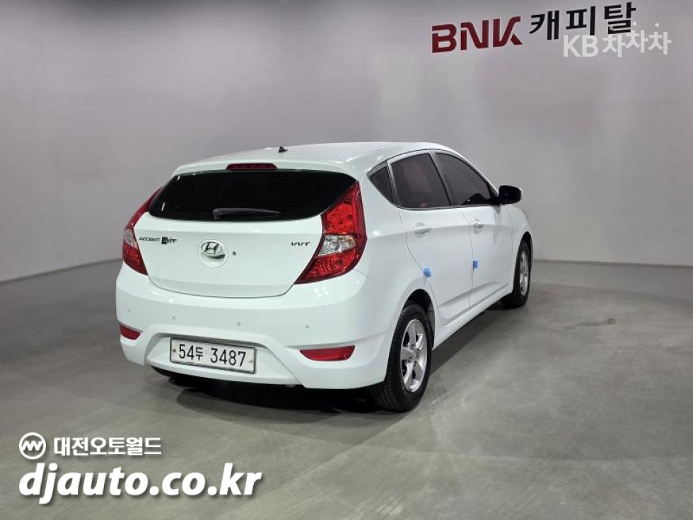 2012 - hyundai accent